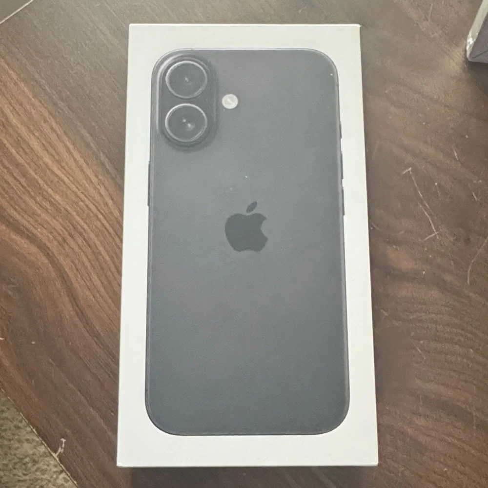 Apple iPhone 16 - Black